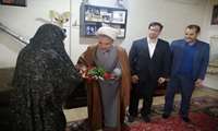دیدارصمیمانه سید رضا نجفی زاده معاون توسعه ومدیریت منابع سازمان سازمان جهادکشاورزی لرستان با مادر معزز شهید حمید معظمی گودرزی