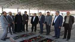 آیین غبارروبی گلزار شهدای سنگرسازان بی‌سنگر در کرمانشاه برگزار شد  