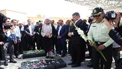 ادای احترام وزیر جهادکشاورزی به مقام شامخ شهدای شهرستان بیجار و دیدار با خانواده معظم شهدا