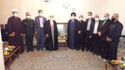 دیدار آیت الله سلیمانی و جمعی از مدیران شهرستان کاشان با خانواده جهادگر شهید صدقگو