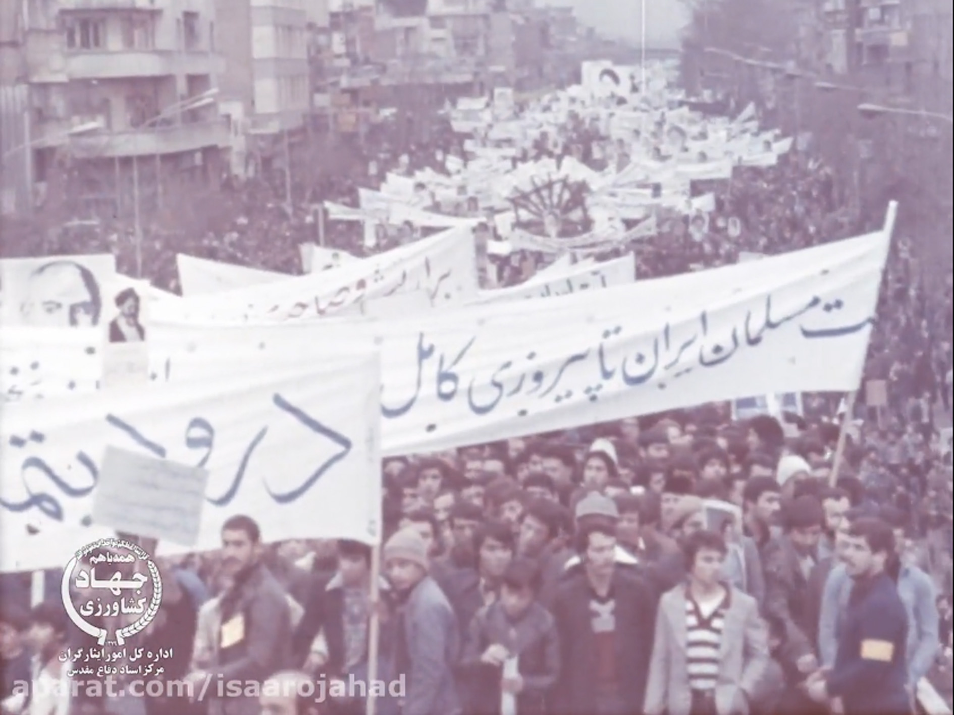 تصاویر راهپیمایی و حضور مردم در آستانه پیروزی انقلاب اسلامی بهمن ۱۳۵۷