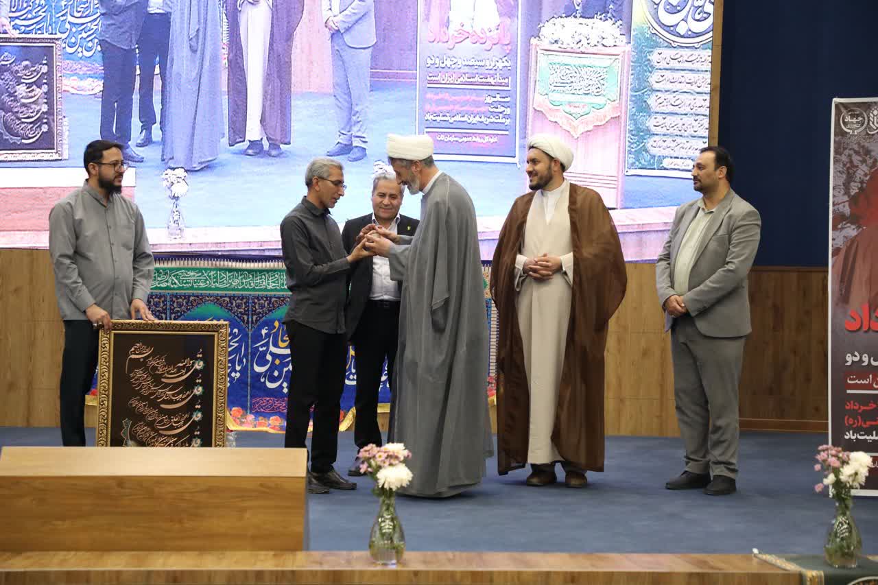 تجلیل از پدر دو شهید دانش‌آموز و رئیس ایستگاه تحقیقاتی میناب در آیین گرامیداشت عید غدیر و ارتحال امام (ره)