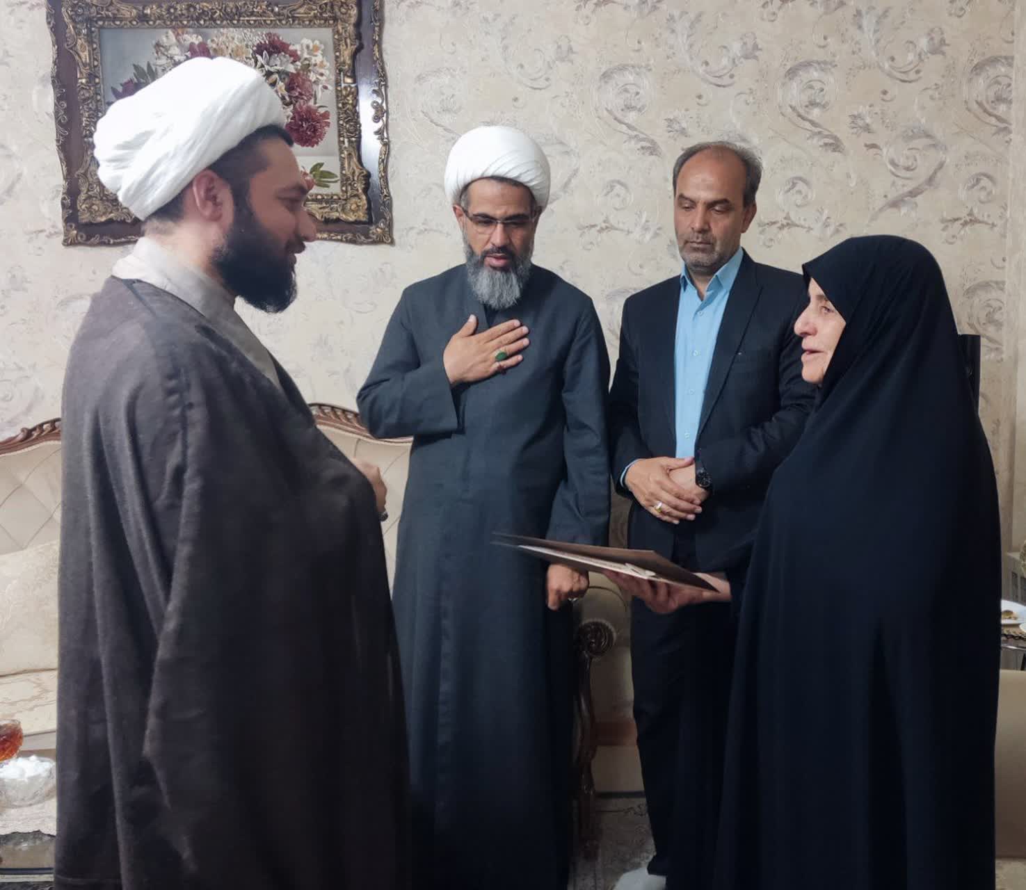 دیدار مسئولان سازمان جهاد کشاورزی استان مرکزی با خانواده شهید محمد بادران 